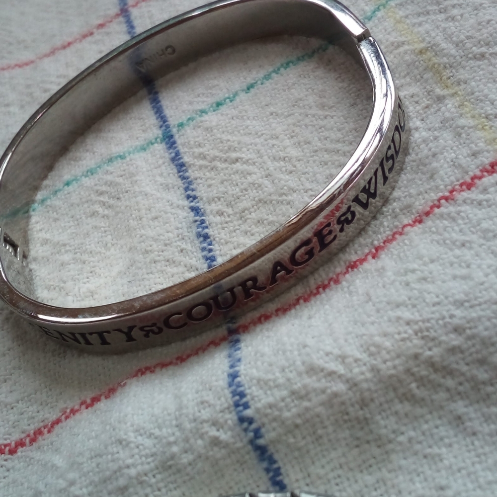 3 bracelets. - Picture 2 of 4